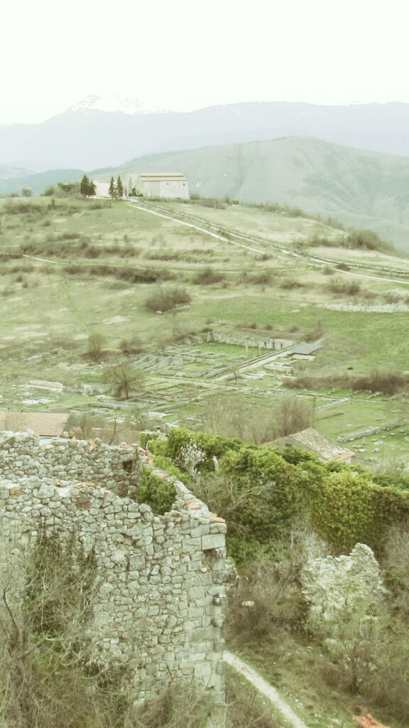 veduta di abafucens romana dal borgo medievale p.ruggeri www.megalithic.it
